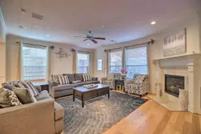 2,500 Sq Ft Townhome - Walk to Central River Oaks! - Intérieur