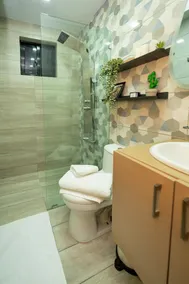 Dream Stay - Pool & Gym - 10min Airport & Homs - Bathroom