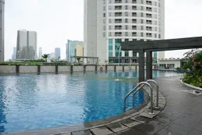 Homey and Big Studio Apartment at The Wave Kuningan By Travelio - Pool