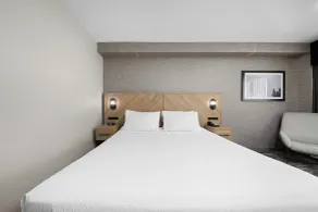 Sandman Hotel Calgary Airport - Room