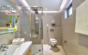 Leonidas Hotel & Apartments - Bad