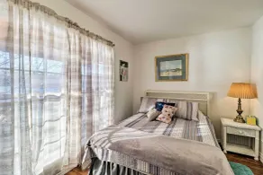 Lakefront Delta Cottage w/ Views, Canoe & Dock! - Innenbereich