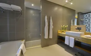 Fraser Suites Diplomatic Area Bahrain - Bathroom
