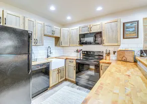 Port Orchard Lakefront Cabin w/ Fire Pit & Grill! - Interiör