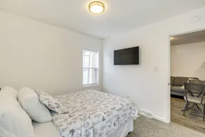 Walkable Barberton Apartment: 9 Mi to Akron! - Intérieur