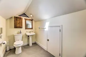 Family Home near NY Beach - Private Workspace - Bathroom