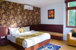 The Golden Crest - Room