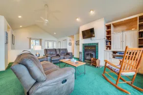 17 Mi to Skiing! Lake-view Michigan Home w/ Deck - Innvendig