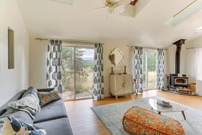 Outdoor Adventure Haven - 15 Mi to Mount Shasta! - Interior