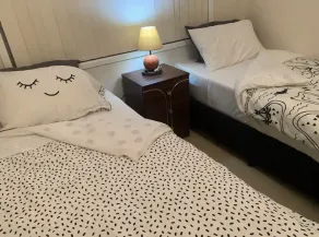 Cheerful 3 Bedroom House With Free Parking - Room