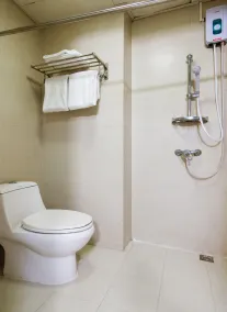 OYO 416 Lucky Hotel - Bathroom