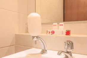 OYO Flagship 755 Appartel Grand Dhika City - Bathroom