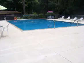 Bear Cave Camping Resort - Piscina