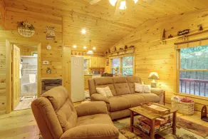Hot Tub & On-site Trails! Cherry Log Cabin Retreat - Interiör