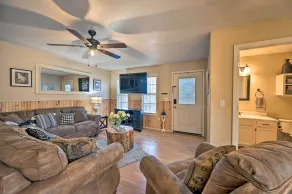 Pet-Friendly 'Shady Oaks' Broken Bow Gem w/ Patio! - Innenbereich