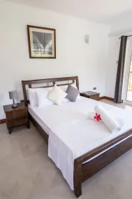 Flora's Self Catering Apartments - Room