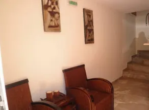 Bonne Nuit Pension - Coin salon dans le hall