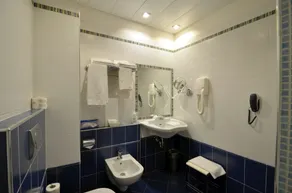 Hotel Plaza - Bathroom