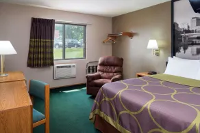 Super 8 by Wyndham Omaha NE - Room