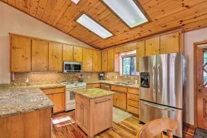 Deck w/ Forest Views: Quiet Twain Harte Cabin! - Interiør