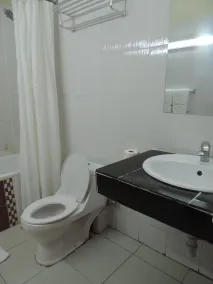 Meru Slopes Hotel - Bathroom