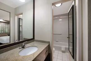 SureStay Plus by Best Western Woodbury Inn - Salle de bain