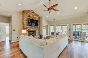 Waterfront Lake Norman Retreat w/ Dock + Hot Tub! - Innvendig