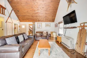 Rustic Intervale Hideaway w/ Deck & Wooded Views! - Innvendig