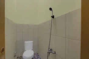 Hotel O Guesthouse Syariah - Bathroom