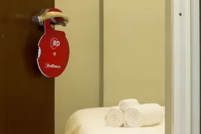 RedDoorz Plus near Parahyangan University - Habitación