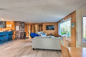 Updated Bristol Lakehouse w/ Kayaks & Beach Access - Interiør