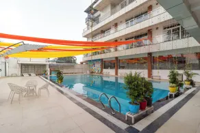 Treebo Arya Palace With Swimming Pool - Piscine