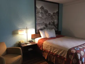 Super 8 by Wyndham Redfield - Room