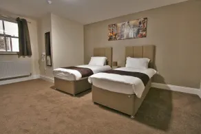 New County Hotel & Serviced Apartments by RoomsBooked - Habitación