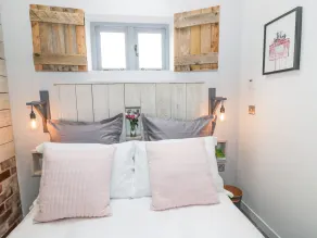 Freds Shed - Zimmer