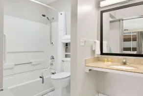 Days Inn by Wyndham Lake City I-75 - Salle de bain