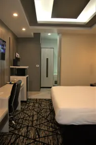 Comfeeni Inn and Suites - Chambre