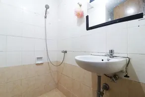Rent House Center at Apartement Mediterania Gajah Mada - Badeværelse