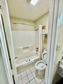 Seagoville Inn - Bathroom