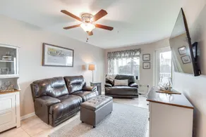 Cozy coastal condo with loft & shared pool and beach access - Interiør
