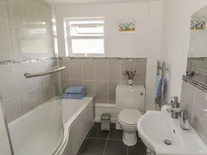 Lawn Lodge - Bathroom