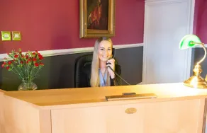 Caledonian Hotel - Borne des arrivées/des départs