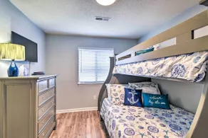 Swim, Golf & Dine: Condo by Cherry Grove Beach! - Interiør