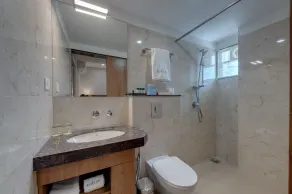 The Beacon Hotel Vadodara - Bathroom