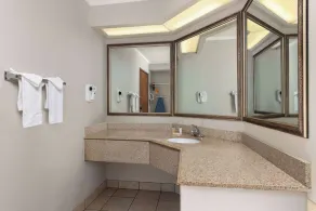 Days Inn & Suites by Wyndham Kansas City South - Salle de bain