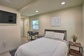 Ideally Located Oakland Home w/ Private Yard! - Innvendig