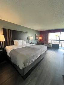Quality Inn & Suites Gulf Breeze Bayside near Pensacola Beach - Room