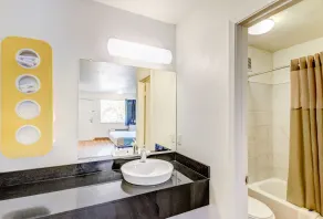 Motel 6 Waco - Lacy Lakeview - Badezimmer