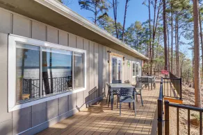 Quiet Waterfront Getaway w/ Furnished Deck & Grill - Innvendig
