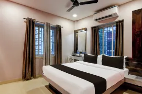 Super Collection O New Town Near OM Sweets Formerly Shiva Inn - Room